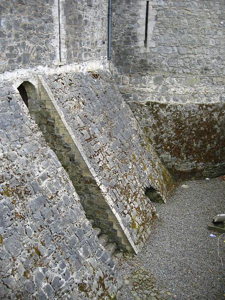 kilkenny castle wall.JPG